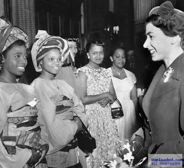 Throwback photo of Queen Elizabeth II with Nigerian students during a trip to Lagos in 1955